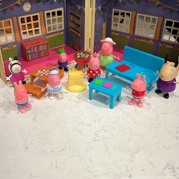 Peppa Pig School House and Accesories Lot - Picture 9 of 11